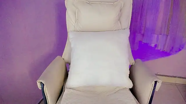 Snapshot of __18Angel__ chatting on 11-12-25, 06:25 18Angel online show from 11-12-25, 06:25