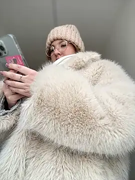 Snapshot of NewLale chatting on 12-23-24, 03:18 NewLale online show from 12-23-24, 03:18