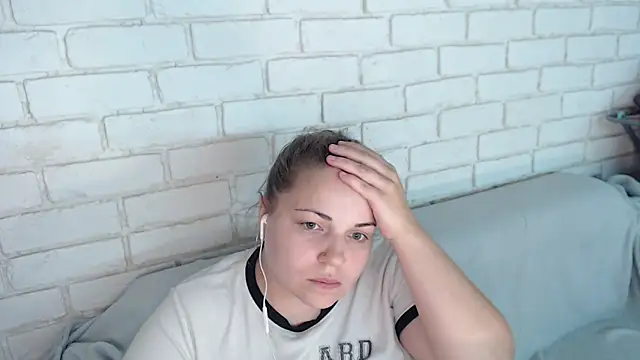 Crazyy girl  online show from 11-02-25, 03:47