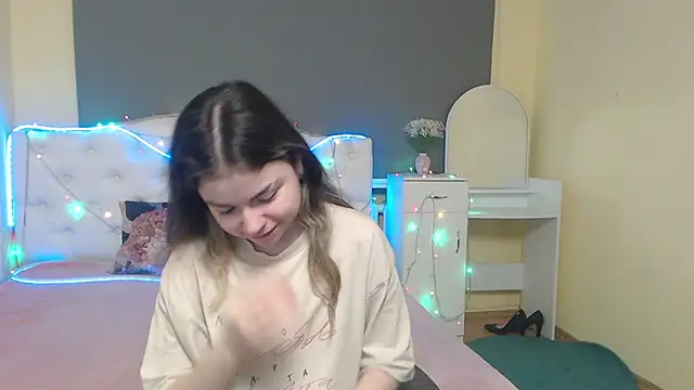 Snapshot of TinaRedly chatting on 05-08-26, 05:35 TinaRedly online show from 05-08-26, 05:35