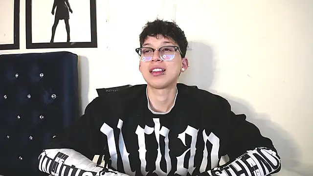 Snapshot of _Thomas_hot_ chatting on 10-31-25, 04:24 Thomas hot online show from 10-31-25, 04:24