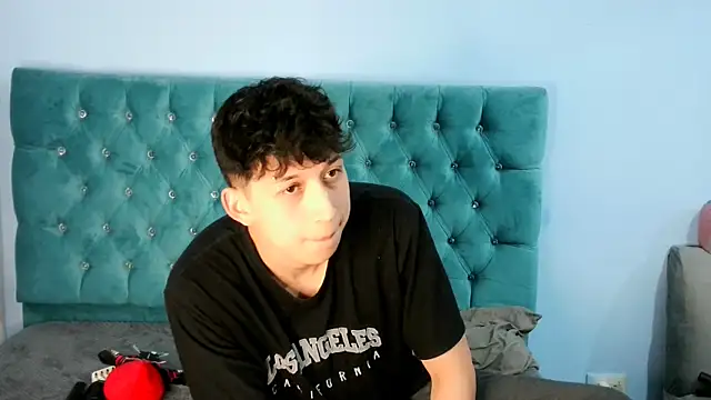 Snapshot of _Thomas_hot_ chatting on 01-08-26, 04:37 Thomas hot online show from 01-08-26, 04:37