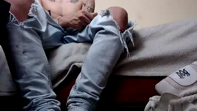 Snapshot of Osiiriis chatting on 01-29-25, 04:58 Osiiriis online show from 01-29-25, 04:58