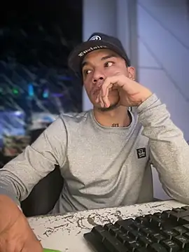 Snapshot of Osiiriis chatting on 02-24-25, 12:30 Osiiriis online show from 02-24-25, 12:30