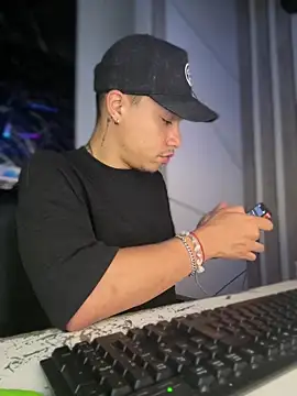 Snapshot of Osiiriis chatting on 02-28-25, 05:04 Osiiriis online show from 02-28-25, 05:04