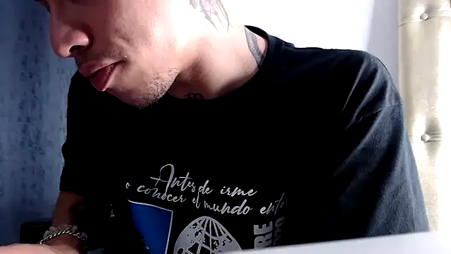 Snapshot of Osiiriis chatting on 03-18-25, 04:58 Osiiriis online show from 03-18-25, 04:58