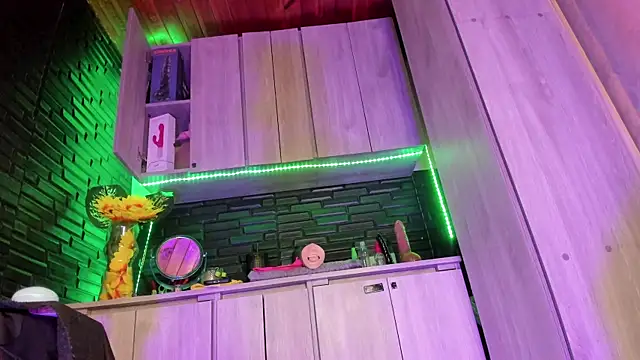 Snapshot of LaureenHills chatting on 12-15-25, 09:52 LaureenHills online show from 12-15-25, 09:52