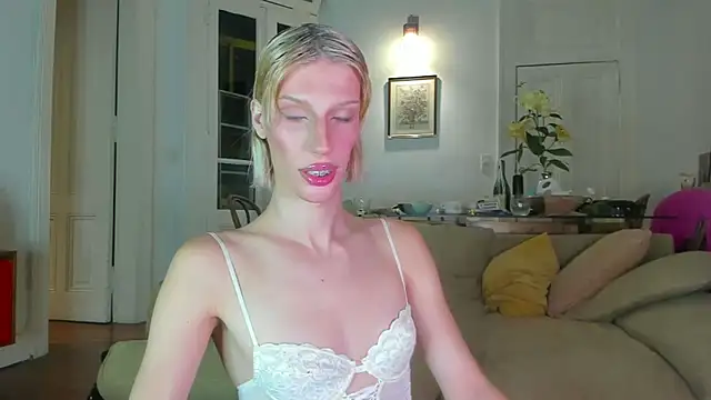 Snapshot of AliceSnowCatt chatting on 12-16-25, 12:15 AliceSnowCatt online show from 12-16-25, 12:15