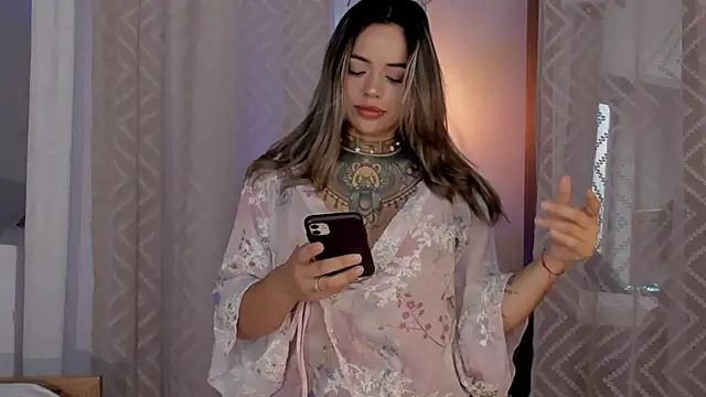 Snapshot of yandracelisofficial chatting on 12-20-24, 10:22 yandracelisofficial online show from 12-20-24, 10:22