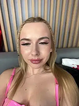 Snapshot of Nicole_blonde0 chatting on 02-24-25, 01:31 Nicole blonde0 online show from 02-24-25, 01:31