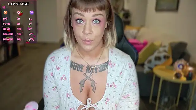 Snapshot of WendyDarling chatting on 02-24-25, 08:25 WendyDarling online show from 02-24-25, 08:25