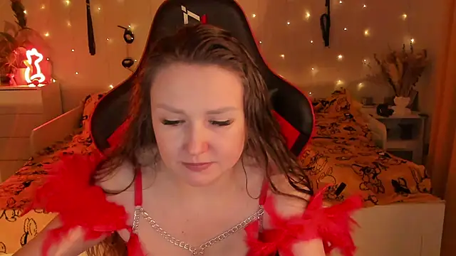 Snapshot of desperatehousewife__ chatting on 10-19-25, 06:08 desperatehousewife   online show from 10-19-25, 06:08