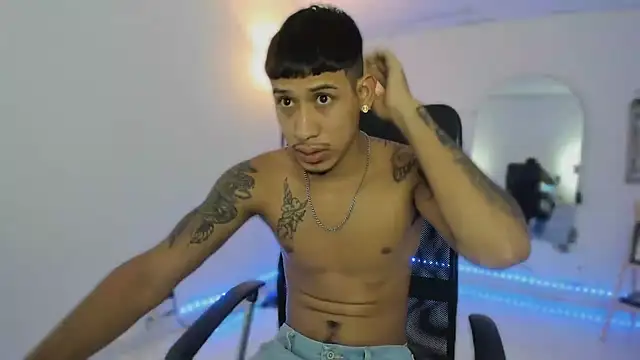 Snapshot of slim_master12 chatting on 12-17-25, 09:32 slim master12 online show from 12-17-25, 09:32