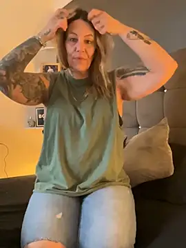 Snapshot of blondebitch2 chatting on 01-21-25, 01:32 blondebitch2 online show from 01-21-25, 01:32