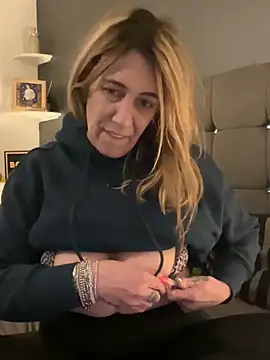 Snapshot of blondebitch2 chatting on 01-31-25, 06:14 blondebitch2 online show from 01-31-25, 06:14