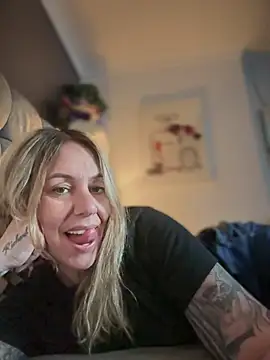 Snapshot of blondebitch2 chatting on 03-03-25, 05:18 blondebitch2 online show from 03-03-25, 05:18