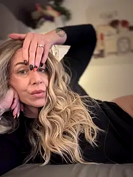 Snapshot of blondebitch2 chatting on 11-10-25, 10:58 blondebitch2 online show from 11-10-25, 10:58