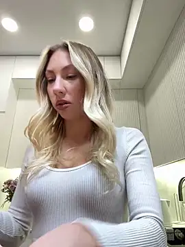 LuisaBecker online show from 12-15-25, 01:59