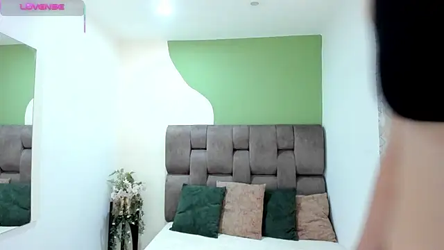 Snapshot of _AlejaCruz_ chatting on 11-22-25, 07:24 AlejaCruz online show from 11-22-25, 07:24