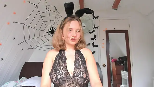 Sophy Bunny online show from 10-18-25, 06:30