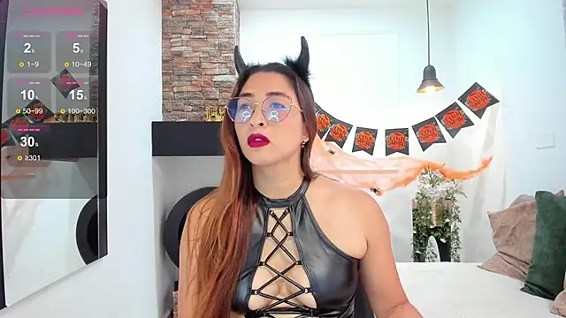  LaraMom  online show from 10-31-25, 07:37