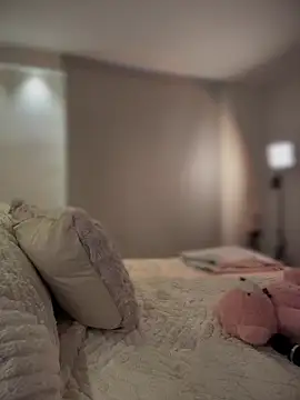 Snapshot of selenne_schmitt chatting on 11-18-25, 09:30 selenne schmitt online show from 11-18-25, 09:30