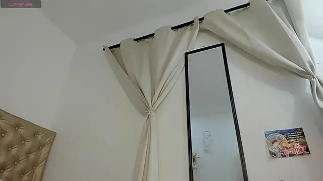 Snapshot of Alessiiaa_ chatting on 11-22-25, 01:43 Alessiiaa online show from 11-22-25, 01:43