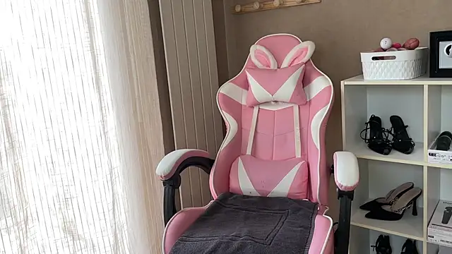 lucie mehott online show from 11-30-25, 09:57