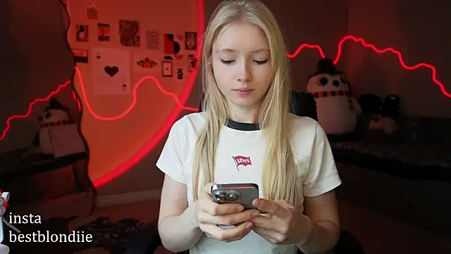 Snapshot of bestblonde chatting on 01-17-25, 05:19 bestblonde online show from 01-17-25, 05:19