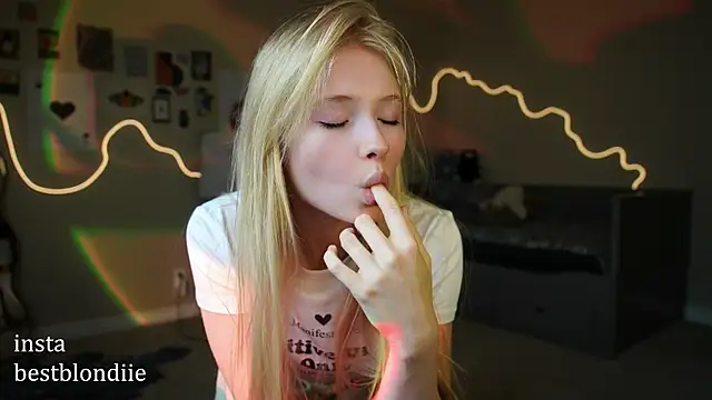 Snapshot of bestblonde chatting on 01-26-25, 08:34 bestblonde online show from 01-26-25, 08:34