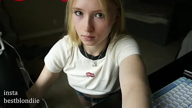 Snapshot of bestblonde chatting on 03-15-25, 05:26 bestblonde online show from 03-15-25, 05:26