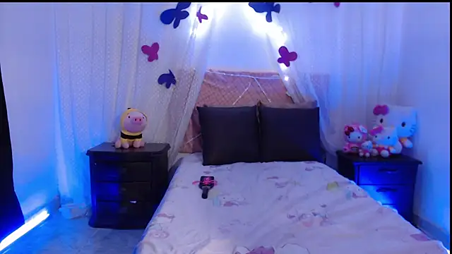 Snapshot of HanaWayne chatting on 02-19-25, 01:06 HanaWayne online show from 02-19-25, 01:06