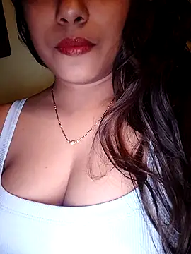 Snapshot of sexyindi_couple chatting on 12-29-24, 02:10 sexyindi couple online show from 12-29-24, 02:10