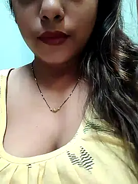 Snapshot of sexyindi_couple chatting on 01-05-25, 03:23 sexyindi couple online show from 01-05-25, 03:23