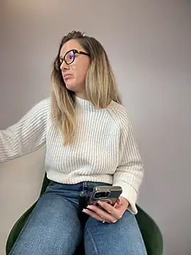 Snapshot of HotXMom chatting on 02-04-25, 07:40 HotXMom online show from 02-04-25, 07:40