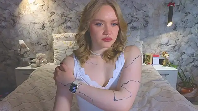 Aurora Golden1 online show from 04-24-26, 02:36