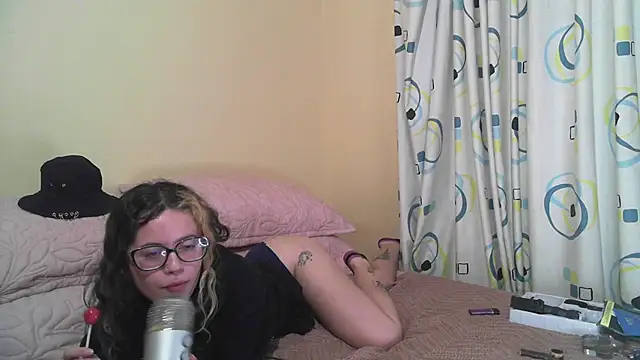 Snapshot of frikigyal chatting on 02-18-25, 02:38 frikigyal online show from 02-18-25, 02:38