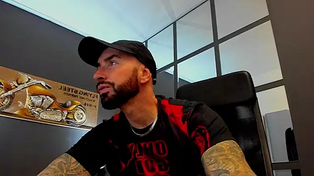 Snapshot of AronGrant chatting on 10-26-25, 10:32 AronGrant online show from 10-26-25, 10:32