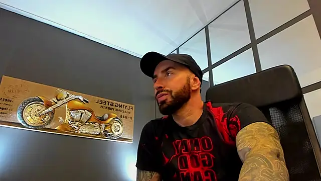 Snapshot of AronGrant chatting on 10-27-25, 10:30 AronGrant online show from 10-27-25, 10:30