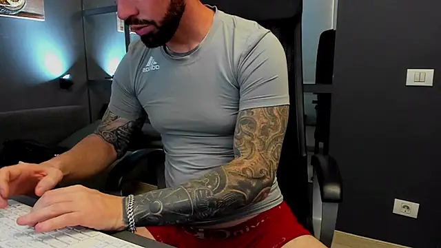 Snapshot of AronGrant chatting on 11-01-25, 11:12 AronGrant online show from 11-01-25, 11:12