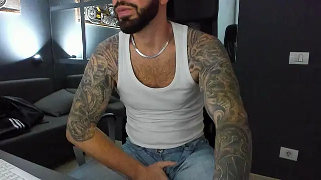 Snapshot of AronGrant chatting on 11-06-25, 10:16 AronGrant online show from 11-06-25, 10:16