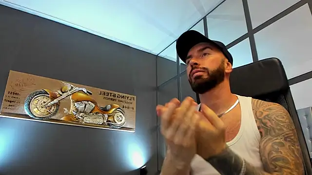 Snapshot of AronGrant chatting on 11-11-25, 10:37 AronGrant online show from 11-11-25, 10:37