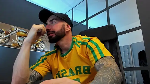 Snapshot of AronGrant chatting on 11-12-25, 12:27 AronGrant online show from 11-12-25, 12:27