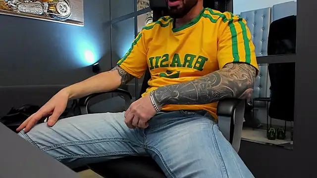 Snapshot of AronGrant chatting on 11-13-25, 10:14 AronGrant online show from 11-13-25, 10:14