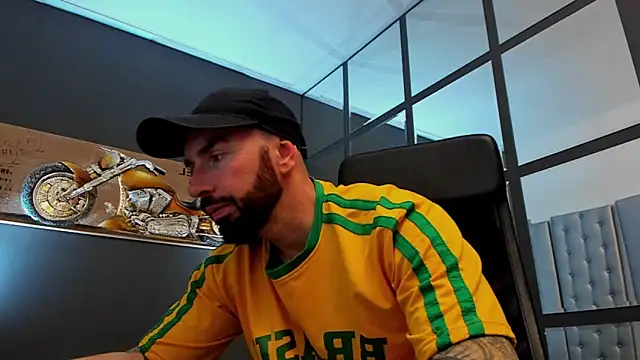 Snapshot of AronGrant chatting on 11-15-25, 09:39 AronGrant online show from 11-15-25, 09:39