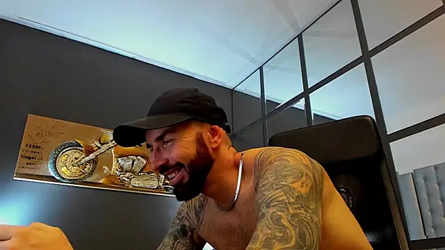 Snapshot of AronGrant chatting on 11-18-25, 09:58 AronGrant online show from 11-18-25, 09:58