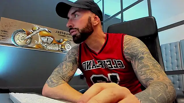 Snapshot of AronGrant chatting on 11-23-25, 11:21 AronGrant online show from 11-23-25, 11:21