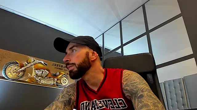 Snapshot of AronGrant chatting on 11-25-25, 09:42 AronGrant online show from 11-25-25, 09:42