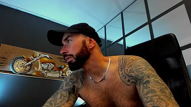 Snapshot of AronGrant chatting on 11-26-25, 09:32 AronGrant online show from 11-26-25, 09:32