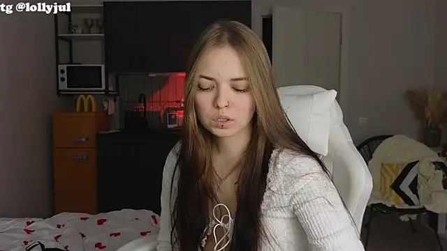 Snapshot of doll_lol_ chatting on 09-29-25, 07:30 doll lol online show from 09-29-25, 07:30